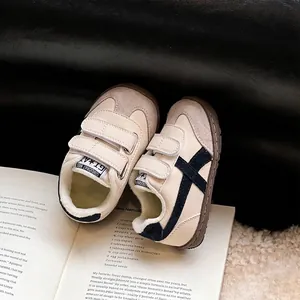 Gefütterte Beige GAT-Sneaker für Kleinkinder mit Klettverschluss und Marineblauen Streifen