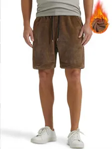 Detailansicht der braunen Herren-Korallenvlies-Shorts mit Kordelzug und warmem Textur-Detail