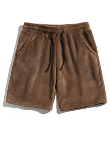 Detailansicht der braunen Herren-Korallenvlies-Shorts mit weicher Plüsch-Stoffstruktur