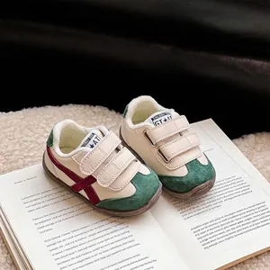 Modische Winter-Kinderschuhe im German Trainer Stil mit warmem Fellfutter und Klettverschluss