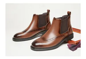 Bottines Chelsea élégantes en cuir marron pour hommes avec des détails richelieu