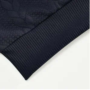 Detalle del tejido jacquard azul marino y el dobladillo acanalado en sudadera de hombre