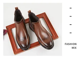 Vue détaillée de bottines Chelsea en cuir marron pour hommes avec motif richelieu classique