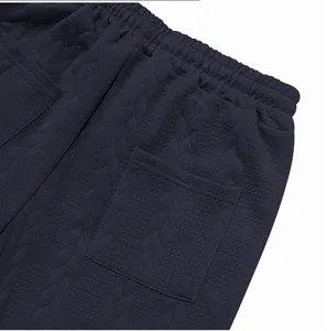 Primer plano de pantalón jogger azul marino trenzado con cintura elástica y bolsillo