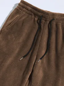 Detailansicht braune Herrenshorts aus Korallenfleece mit Kordelzug und weicher Textur.