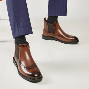 Bottines Chelsea richelieu en cuir marron pour hommes avec détails richelieu et élastique.