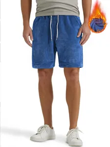 Nahaufnahme der blauen Herren-Korallenfleece-Shorts mit Fokus auf die warme Stofftextur