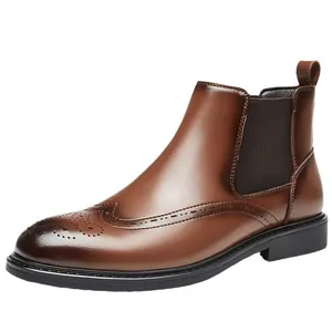 Bottes Chelsea classiques en cuir marron pour hommes avec élégantes perforations richelieu.