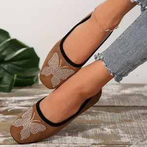 Scarpe basse comode in pelle scamosciata marrone con farfalla in strass per donna