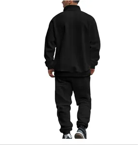 Vista trasera de un chándal negro para hombre con textura de tela jacquard única