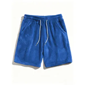 Vooraanzicht van blauwe koraalfleece short met zachte textuur en taille met trekkoord.