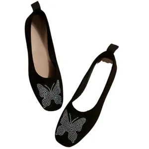 Eleganti ballerine nere in tessuto con un brillante design a farfalla in strass sulla punta
