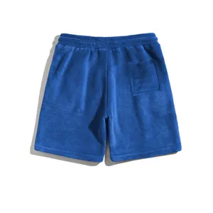 Detailoverzicht van blauwe heren casual koraalfleece shorts met elastische taille en zak