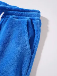 Nahaufnahme von blauen Korallenvlies-Shorts mit elastischem Bund und praktischer Seitentasche