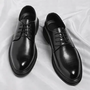 Classic black men's pointed-toe formal dress shoes in British business style