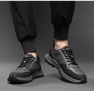 Vista detallada de las zapatillas deportivas informales para hombre en negro y gris con suela
