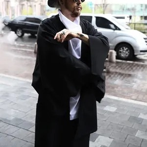 Dettaglio del cardigan da uomo con maniche a pipistrello in nero dallo stile urbano