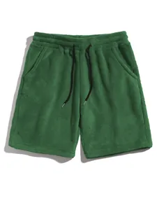 Detail der grünen Korallenvlies-Shorts für Herren mit weicher Textur und Kordelzug.