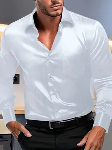 Vue détaillée de la chemise blanche homme en tissu mercerisé avec une texture subtile