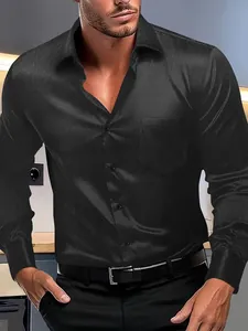 Vue détaillée d'une chemise en soie noire pour hommes avec texture à motif en V et poche