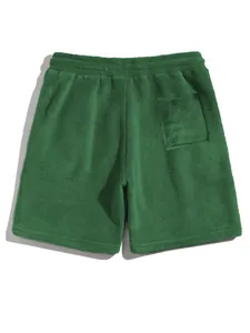 Rückansicht grüner Korallenvlies-Shorts mit strukturiertem Stoff und Taschendetail