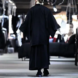 Vista posteriore di un cardigan da uomo ampio con maniche a pipistrello e design essenziale
