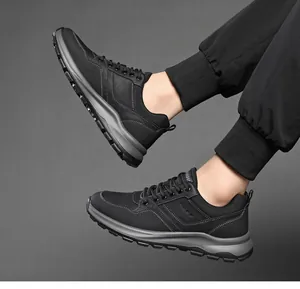 Vista lateral detallada de zapatos de senderismo negros para hombre con suelas grises