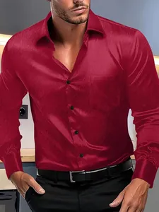 Détail d'une chemise pour hommes bordeaux à manches longues en tissu mercerisé