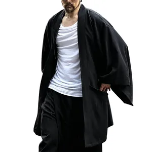 Vista dettagliata del cardigan nero da uomo con maniche a pipistrello e design sobrio