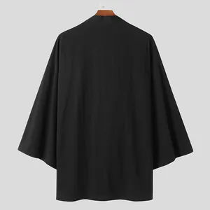 Vista posteriore del cardigan da uomo nero con maniche a pipistrello vestibilità oversize