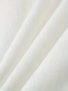 Détail macro d'un tissu de chemise mercerisé blanc avec une texture chevron subtile