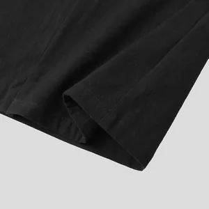 Primo piano macro del tessuto nero in misto cotone e lino che mostra cuciture e trama del capo