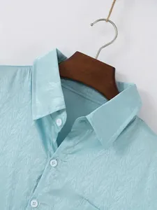 Gros plan du col de chemise mercerisée pour hommes bleu aqua avec texture chevron