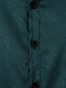 Détail macro d'une chemise mercerisée vert foncé montrant la texture du tissu et les boutons