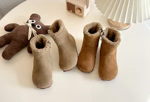 Bottes d'hiver mi-mollet pour enfants en daim doublées de polaire douce et chaude.