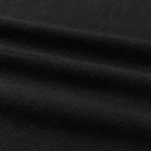 Dettaglio ravvicinato della trama del tessuto a maglia nera del cardigan da uomo