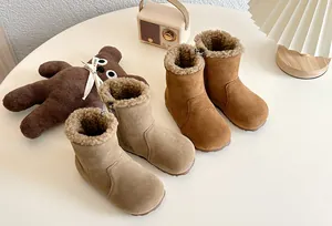 Bottes d'hiver chaudes pour enfants avec doublure en peluche couleurs beige et marron.