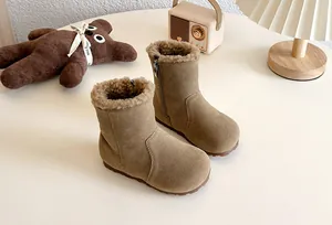 Vue latérale de bottes d'hiver kaki chaudes pour enfants avec doublure peluche