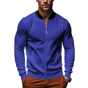 Giacca sportiva da uomo blu con cerniera e colletto alla coreana nero su modello