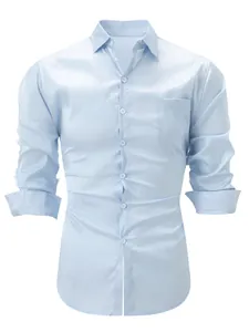 Vue de face détaillée d'une chemise décontractée bleu clair mercerisée pour hommes