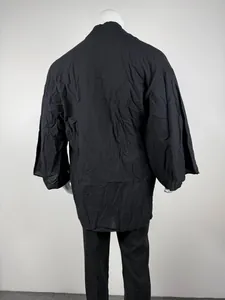 Dettaglio della silhouette posteriore di un cardigan nero oversize con maniche a pipistrello