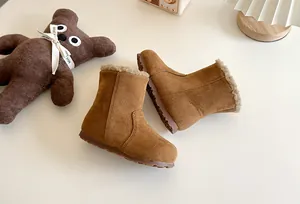 Bottines d'hiver marron pour enfants avec doublure en polaire douce et semelles robustes.