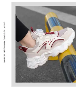 Dettaglio scarpe sportive traspiranti per ragazzi con sistema di chiusura a rotella
