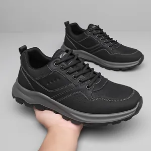 Zapatos de senderismo negros para hombre con suelas grises de goma blanda y cordones.