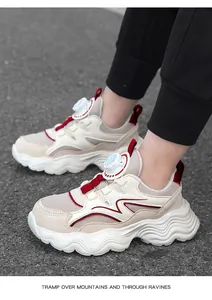 Dettaglio delle sneakers traspiranti in mesh per bambini con sistema di chiusura rotante.