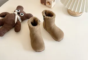 Détail des bottes d'hiver chaudes pour enfants avec doublure polaire et fermeture éclair