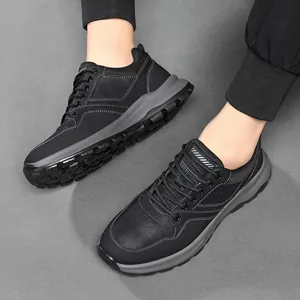 Zapatos deportivos casuales hombre con suela blanda negra y costuras en blanco