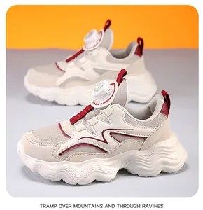 Dettaglio delle scarpe sportive traspiranti per bambini con sistema a rotella pratico