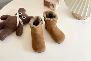 Vue détaillée de bottes d'hiver pour enfants doublées polaire marron avec fermeture