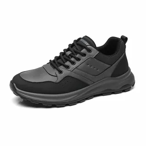 Zapatos de senderismo para hombre en negro y gris con suelas blandas y cordones.